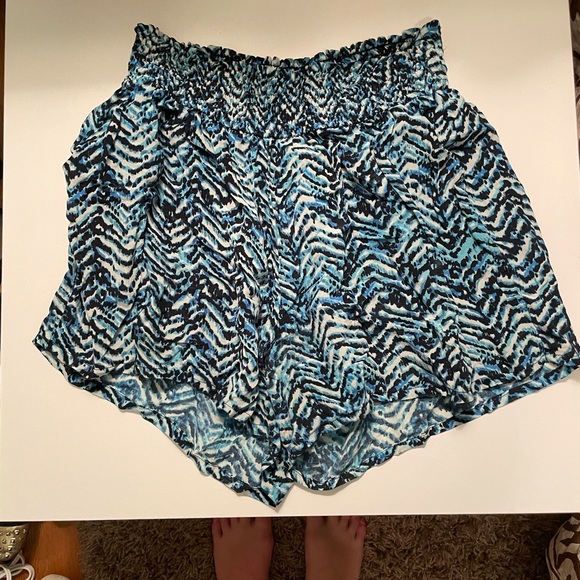 Tolani Printed Shorts with Pockets, Elastic Waist - Picture 1 of 3